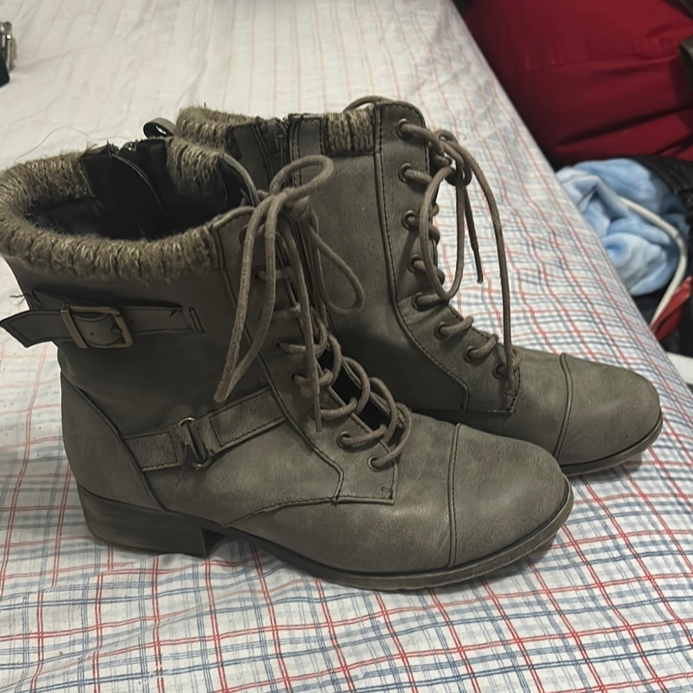 Stylish Gray Combat Boots with Fur Trim